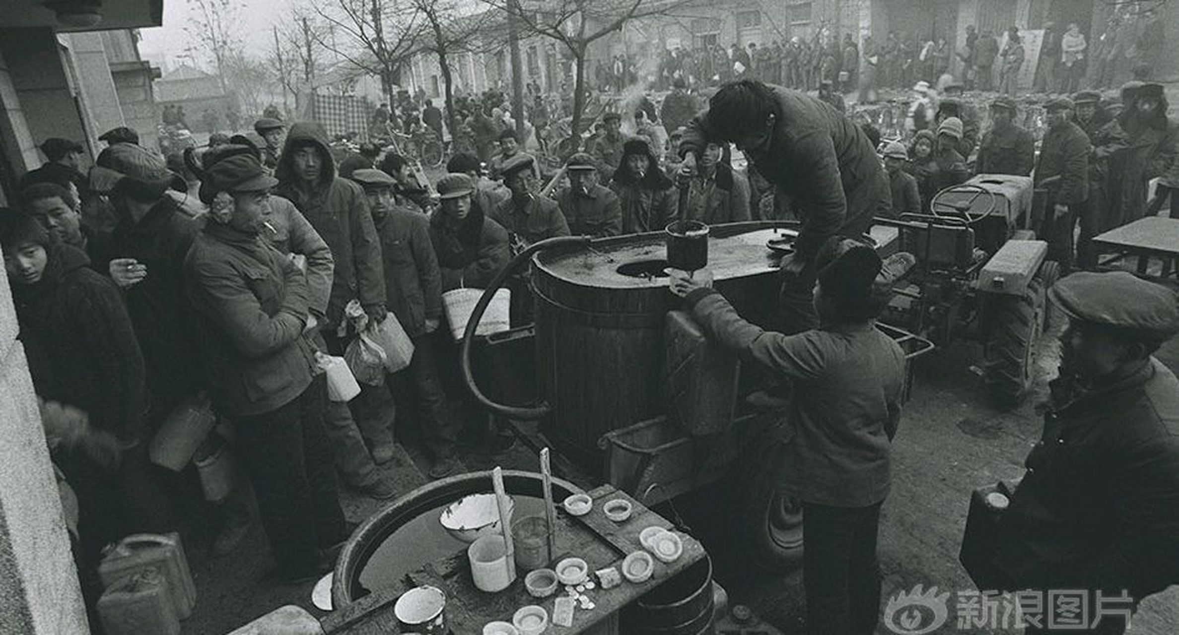1985年,陕西凤翔县,乡民在街头排队买醋. 676767