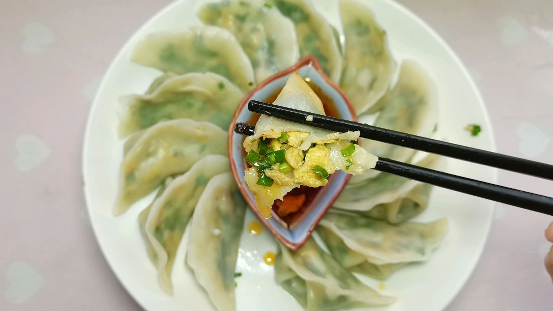 学会这些调馅技巧,包韭菜鸡蛋饺子不出水颜色翠绿。咬一口满嘴香