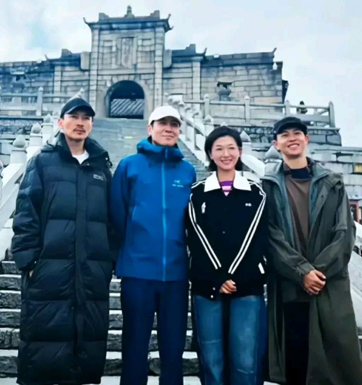 演员于和伟,万茜,曹磊icon,尹昉icon四人相伴游玩南岳衡山合影,美女