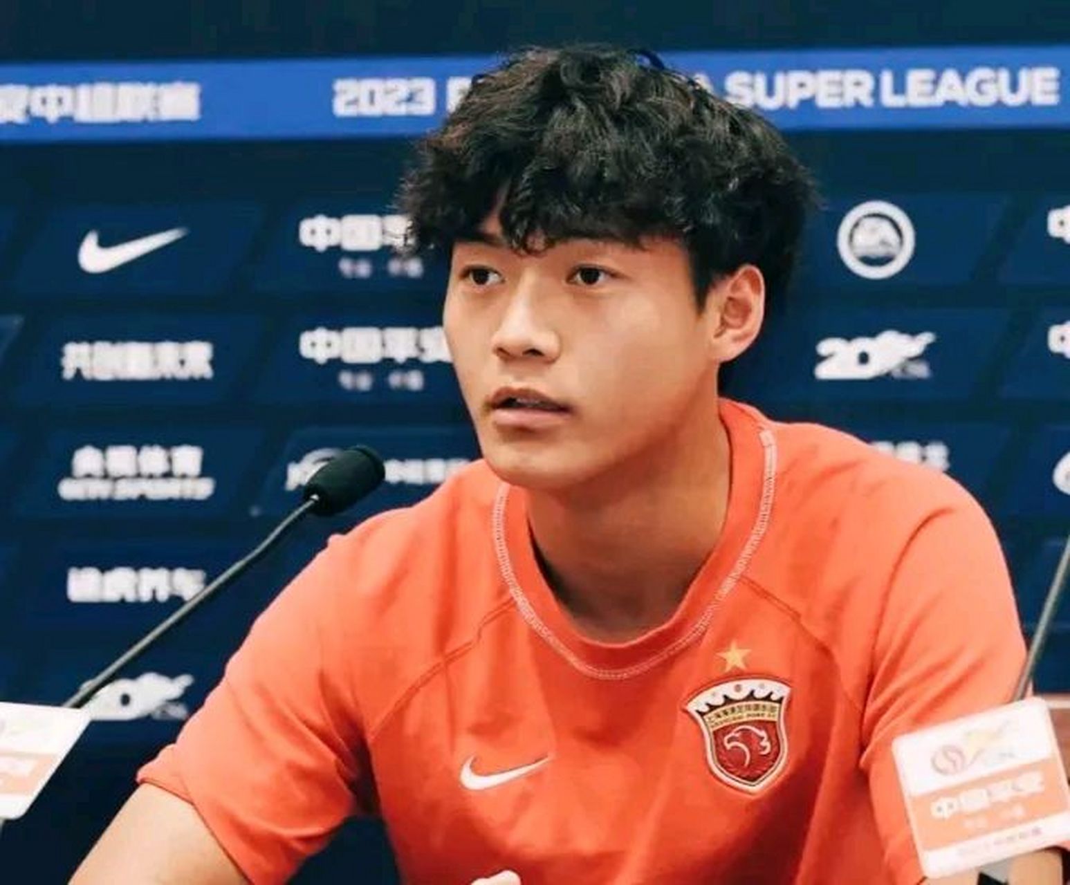 小将刘小龙上场首发表现不错,带球控球一点不拘束,魄有大将风度