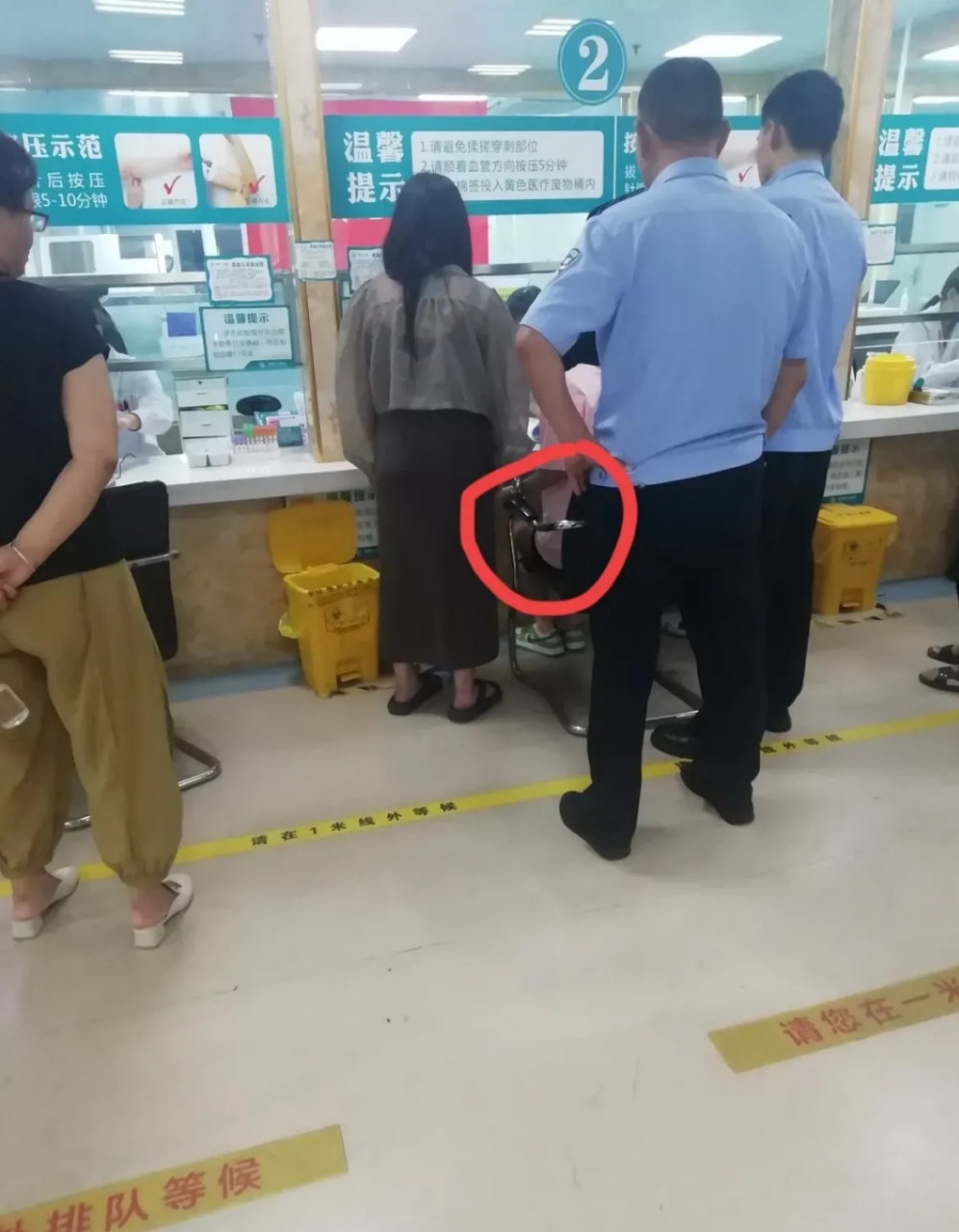 戴手铐的验血者 昨天去医院查血糖,看到一奇怪现象,警察押着(2组)3女