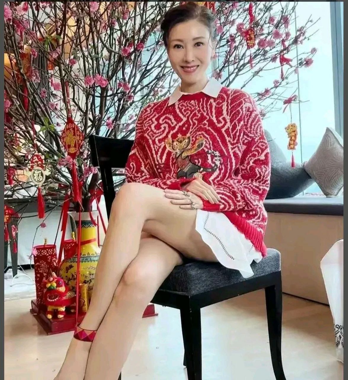 跟李嘉欣比起來,感覺張柏芝也是一個很傻的女人 張柏芝雖然在香港