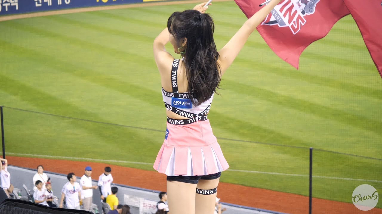 韩国棒球啦啦队舞蹈秀(6):场下的美女啦啦队员加油很认真呀!