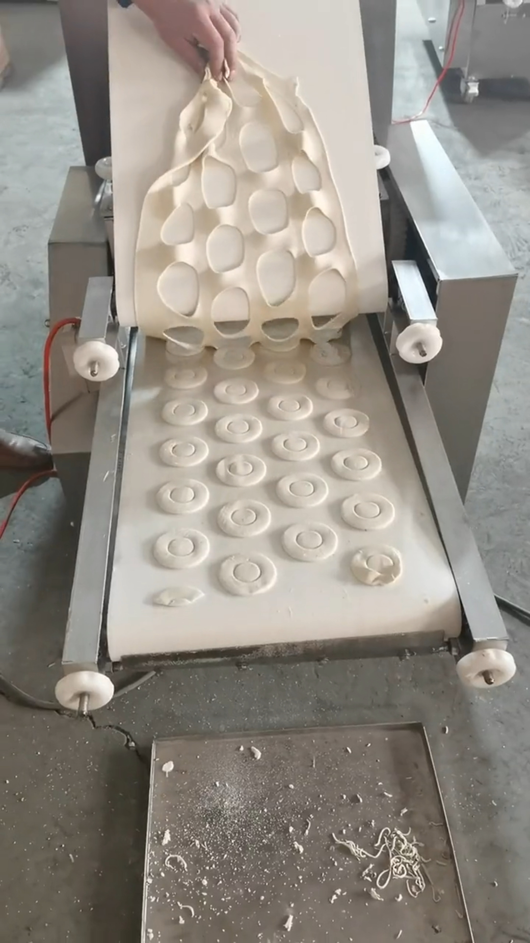 白吉馍 用机器做饼就是方便 烧饼成型机 饺子皮 混沌皮 面条都可以做