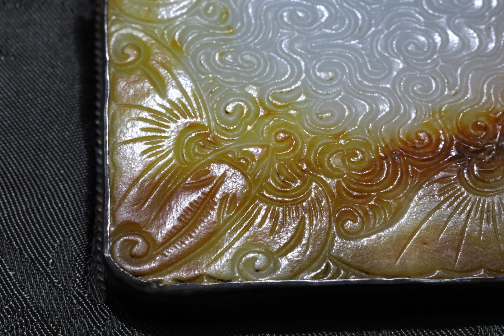 银镶白玉——蝙蝠卷云纹玉带扣