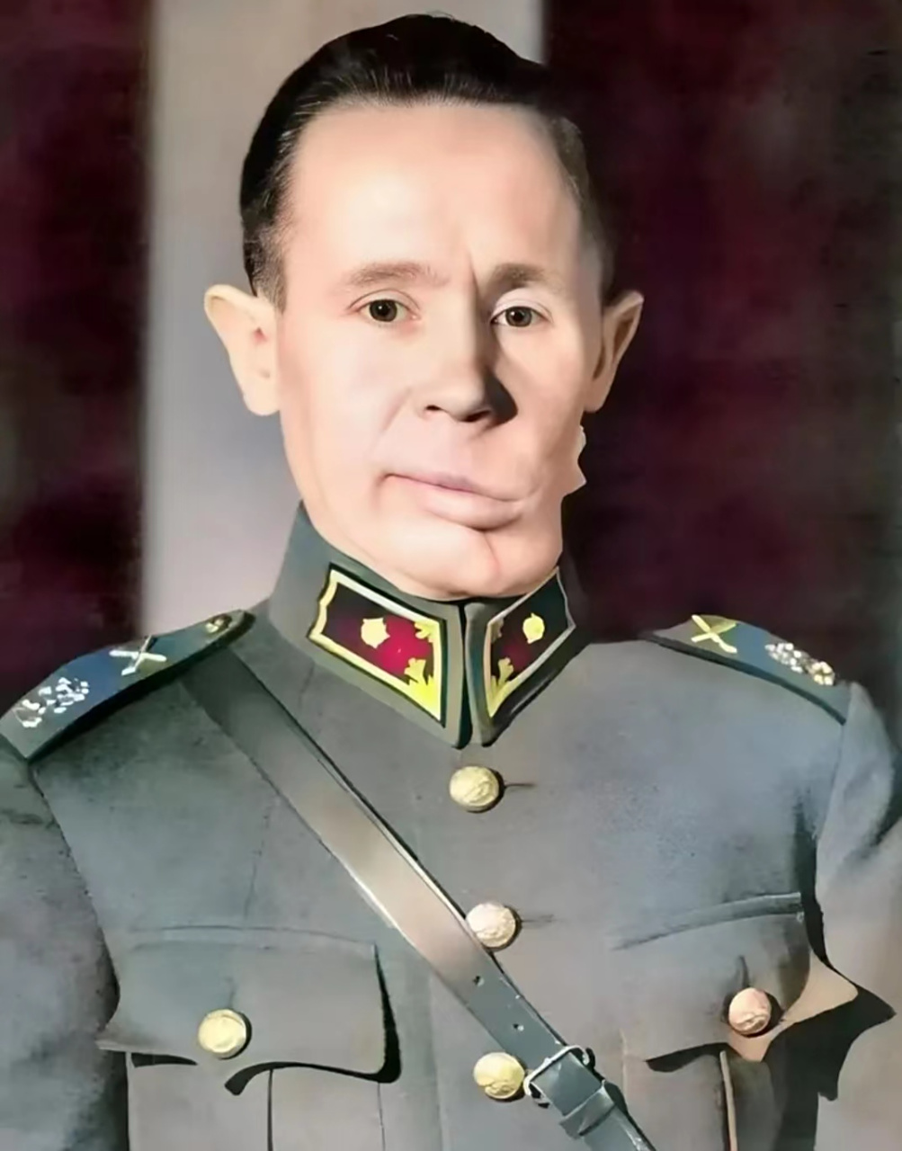 这位面目狰狞,肌肉严重变形的男人,被苏联士兵称为"