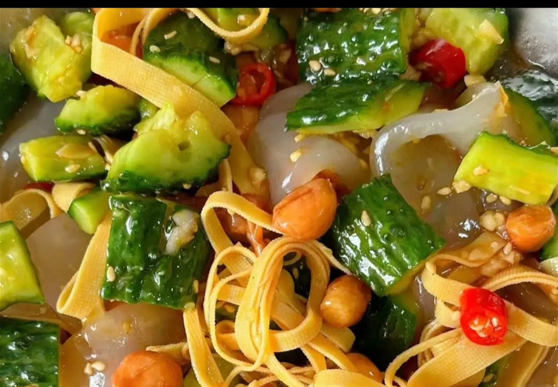 我的美食分享#  东北大拉皮  准备:拉皮,黄瓜,花生,干豆腐  做法: 11