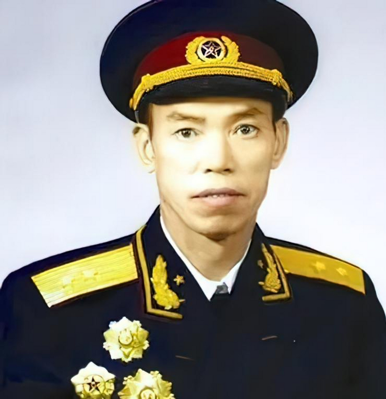 梁兴初将军平型关打响前留下的一张照片,肩扛步枪,眼带杀气,身高180身