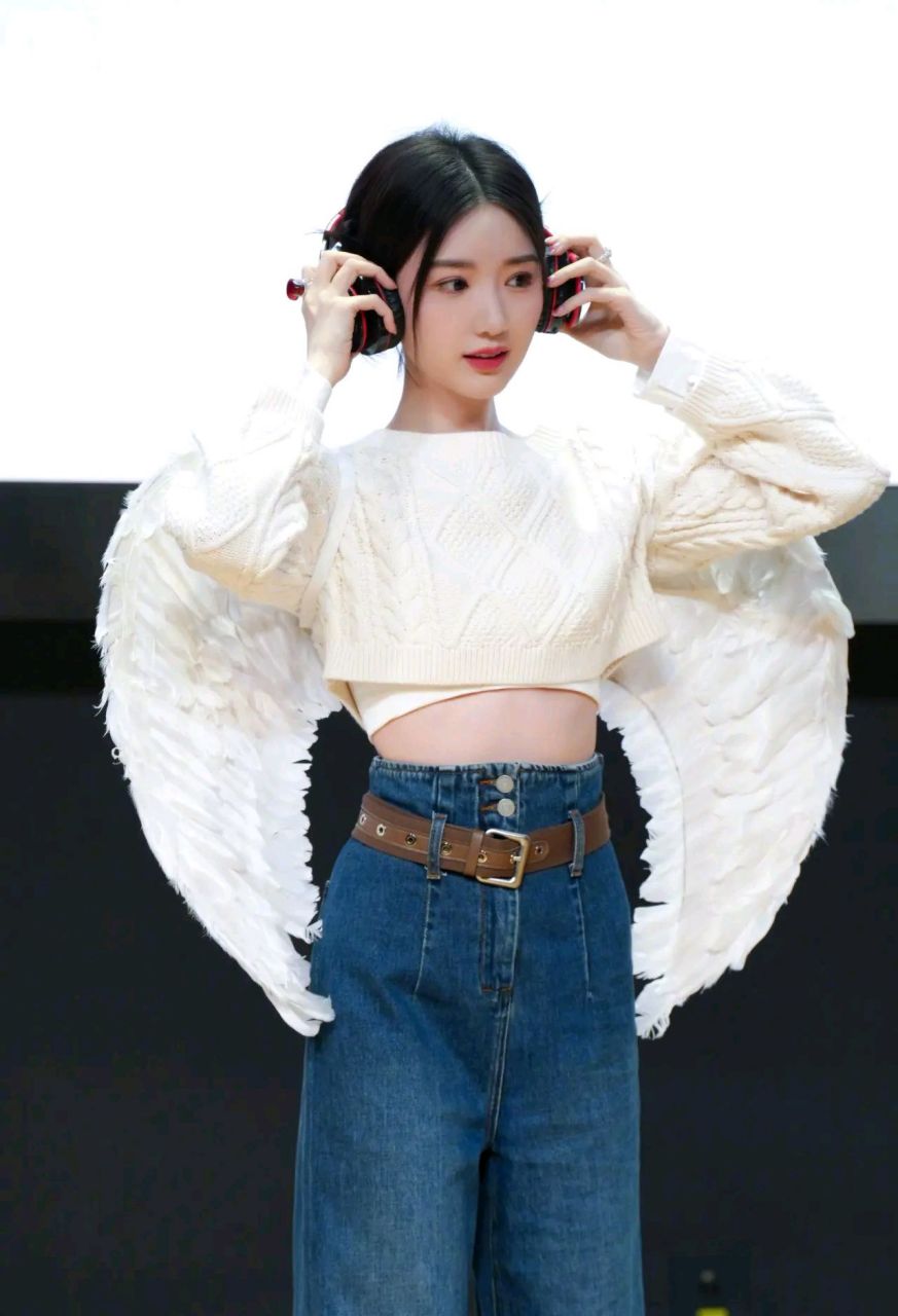 毛晓彤白色短款毛衣配牛仔裤造型甜美迷人#明星出圈的穿搭# #娱乐大赏