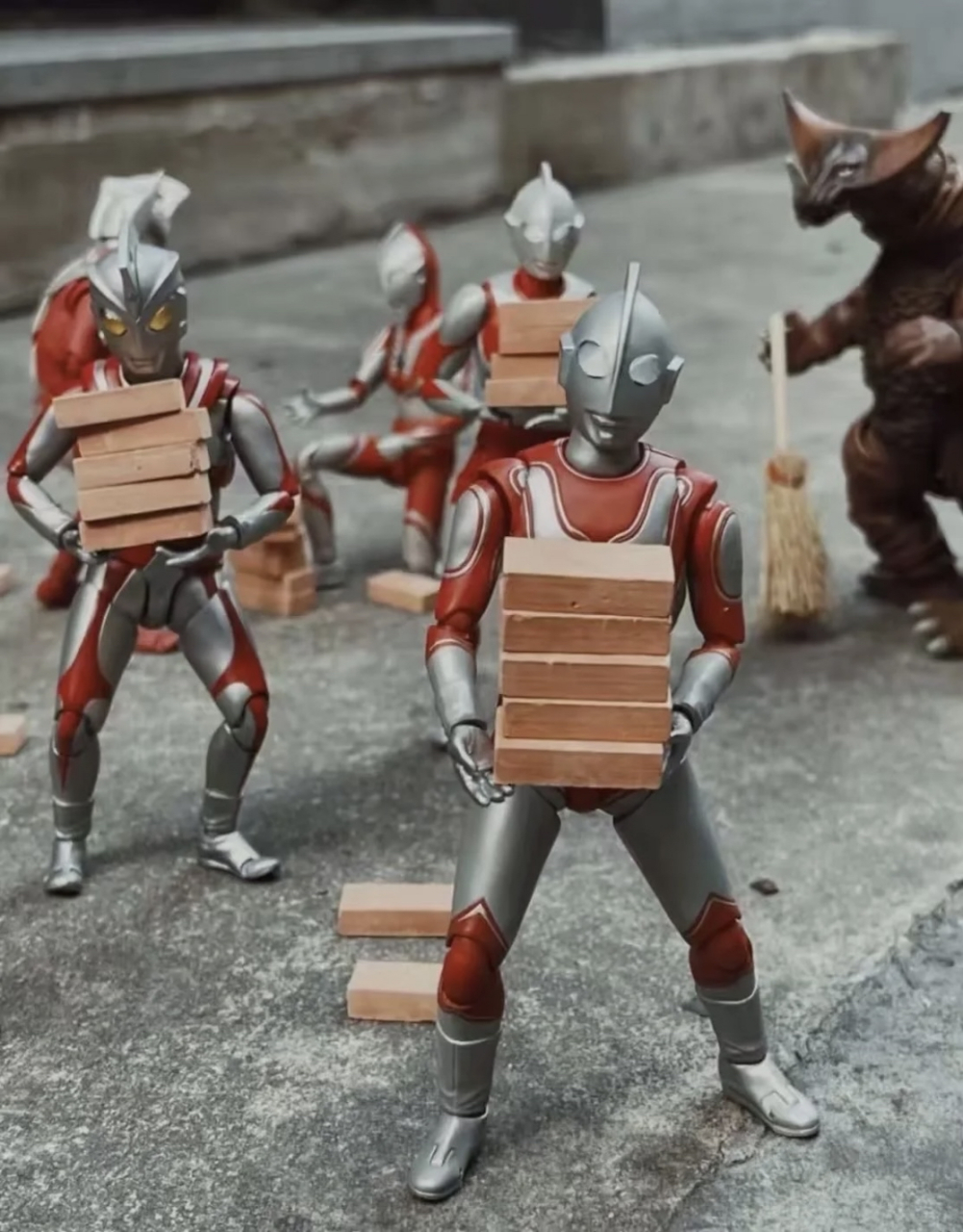 奥特曼都在搬砖了,我还有什么资格不努力