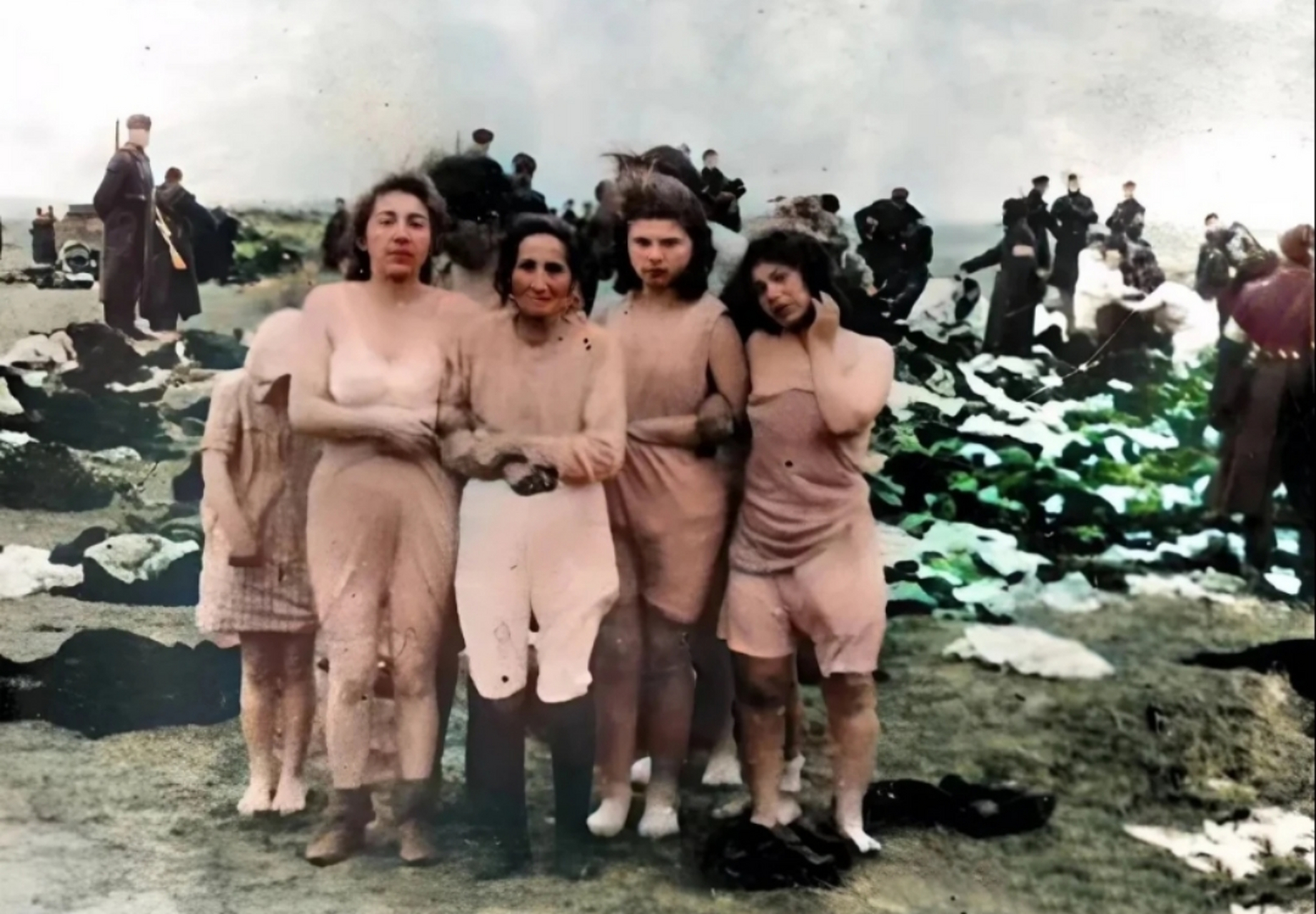 二战老照片,几名衣衫不整的犹太女人在尸体堆前合影,不久后,她们就被