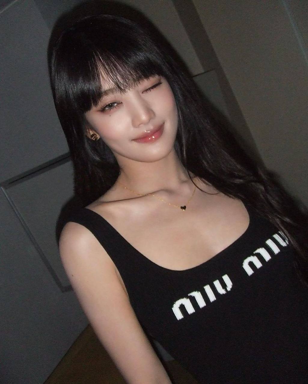 金米妮身穿miumiu黑色低胸包臀裙, 展露出s形完美身材. #明星穿搭# #