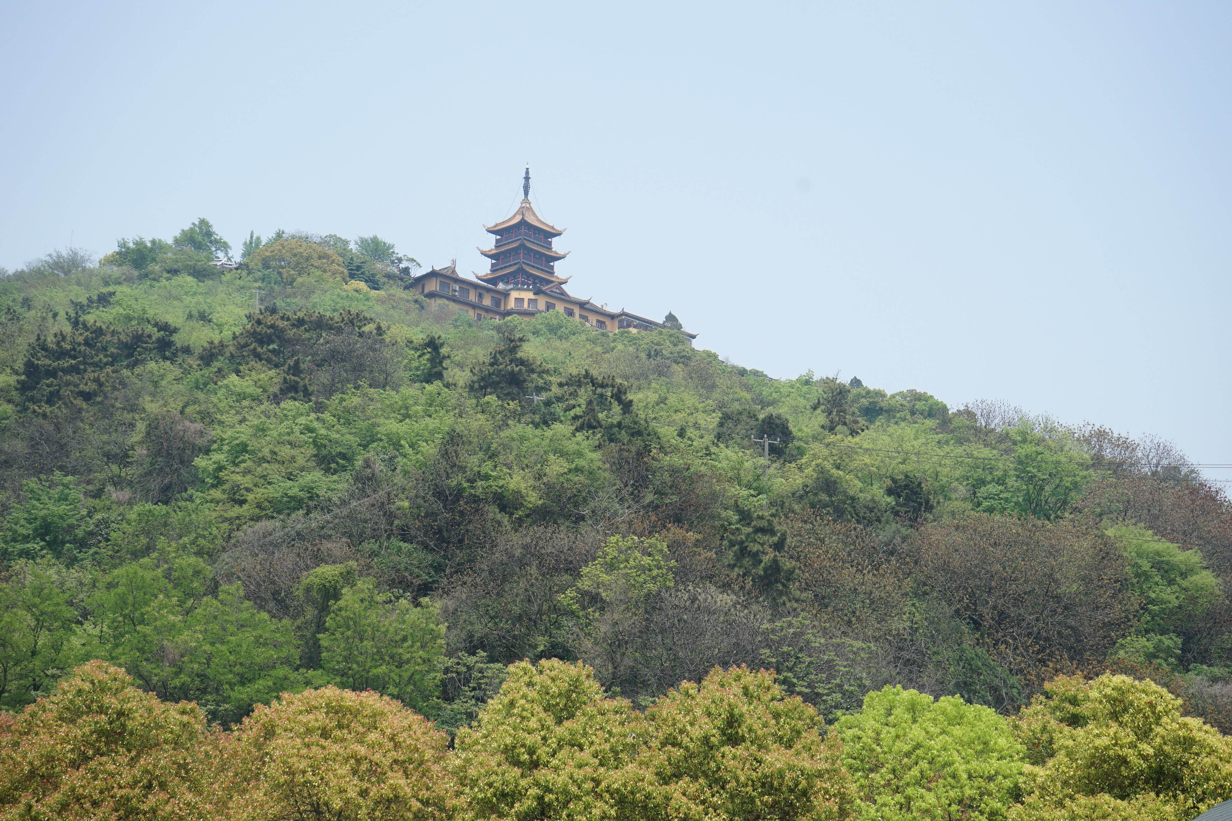 南通狼山,山的风景招人喜欢,到山顶可以欣赏南通市的城市繁华