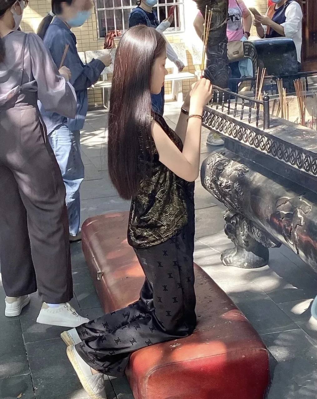 阿弥陀佛,善哉善哉!  然后美女又问为什么呢?大师说:就是因为不好色