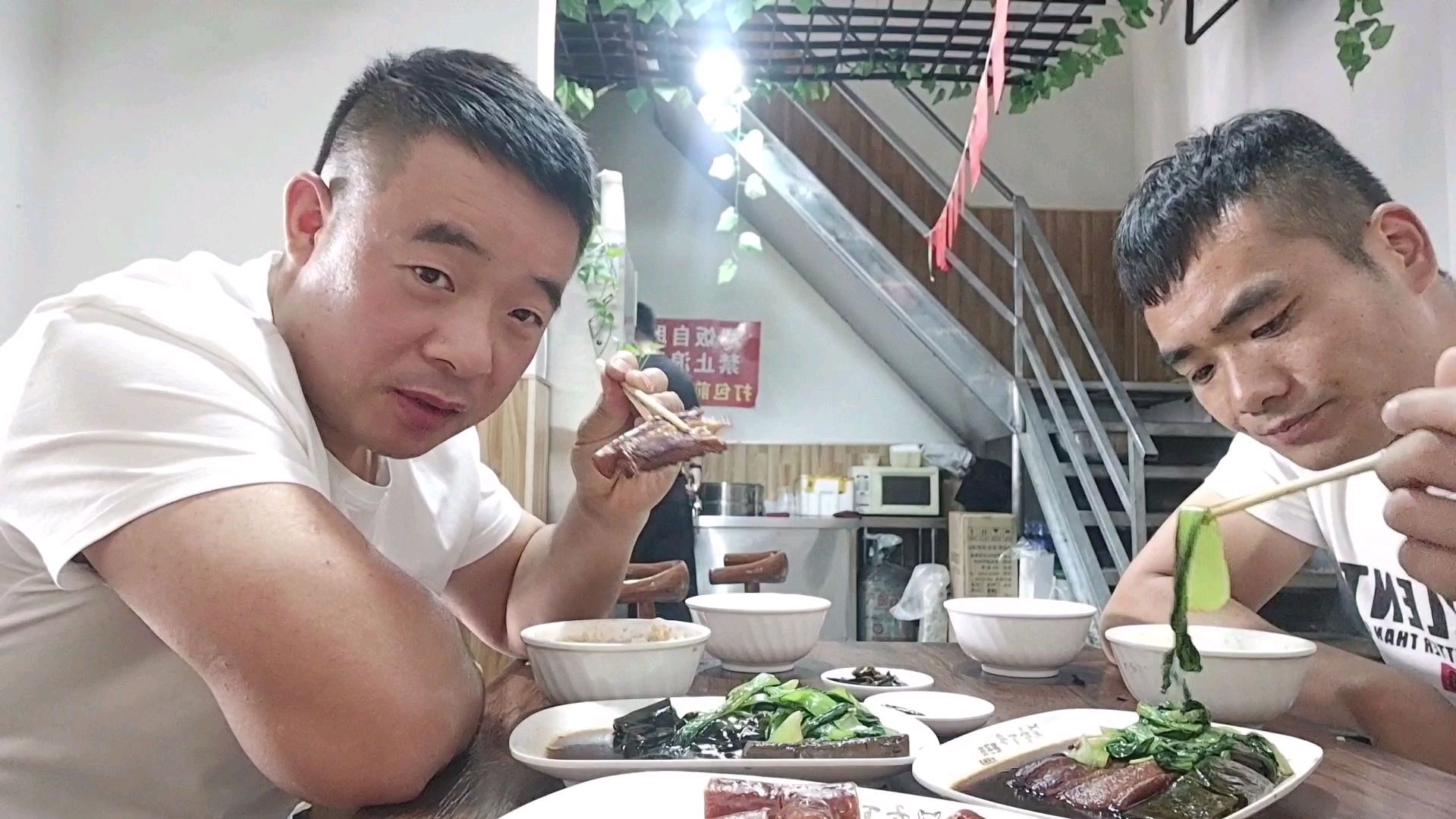 良好送老妈去高铁站,中午和姨弟吃把子肉饭,两碗饭一碗稀饭,爽
