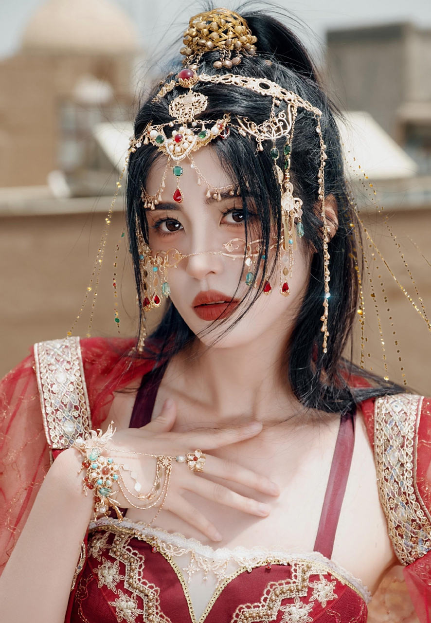 前中国女足门将赵丽娜化身西域美人,拍摄了一组西域风情的红裳写真