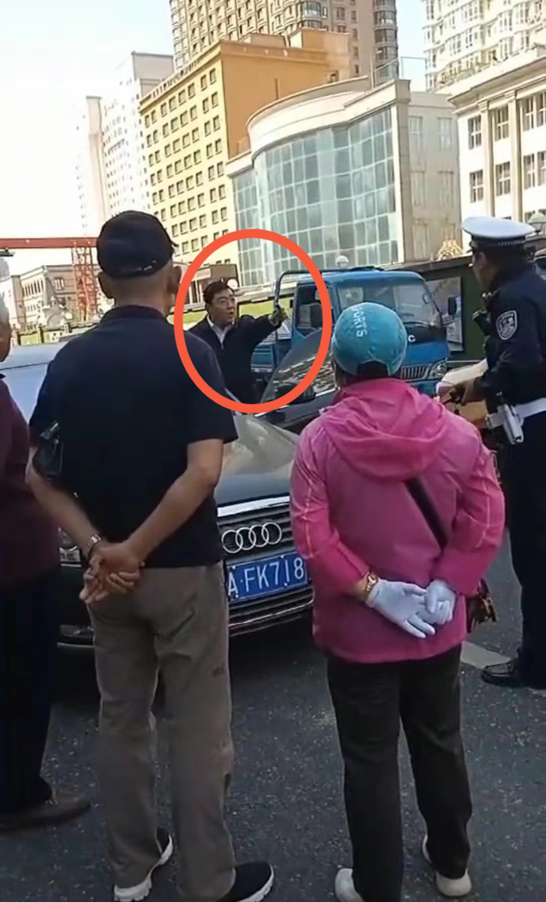 交警处罚违停奥迪反遭怼
