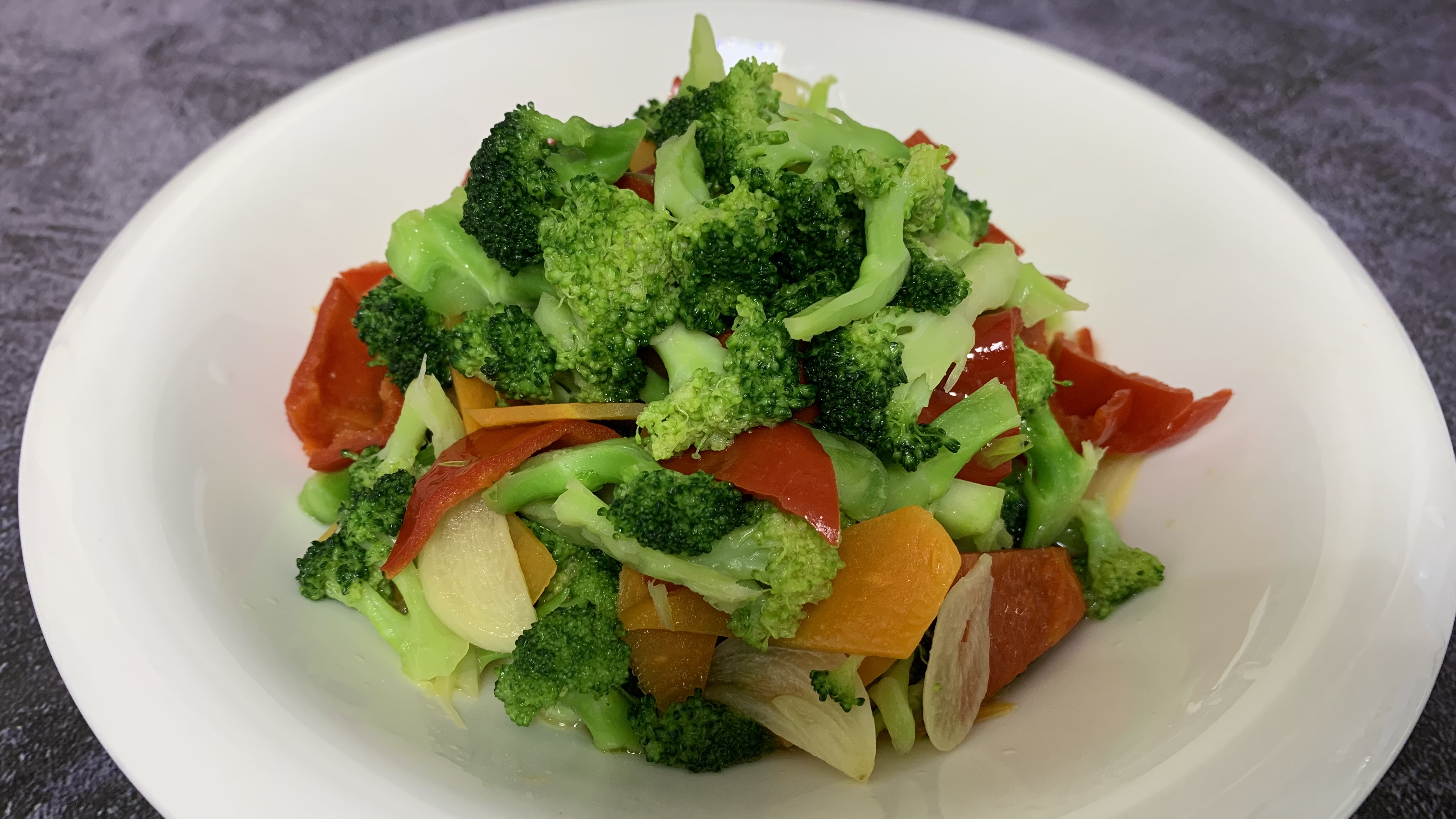 饭店的清炒西兰花怎么做?教你一招,炒出来颜色翠绿,营养又美味