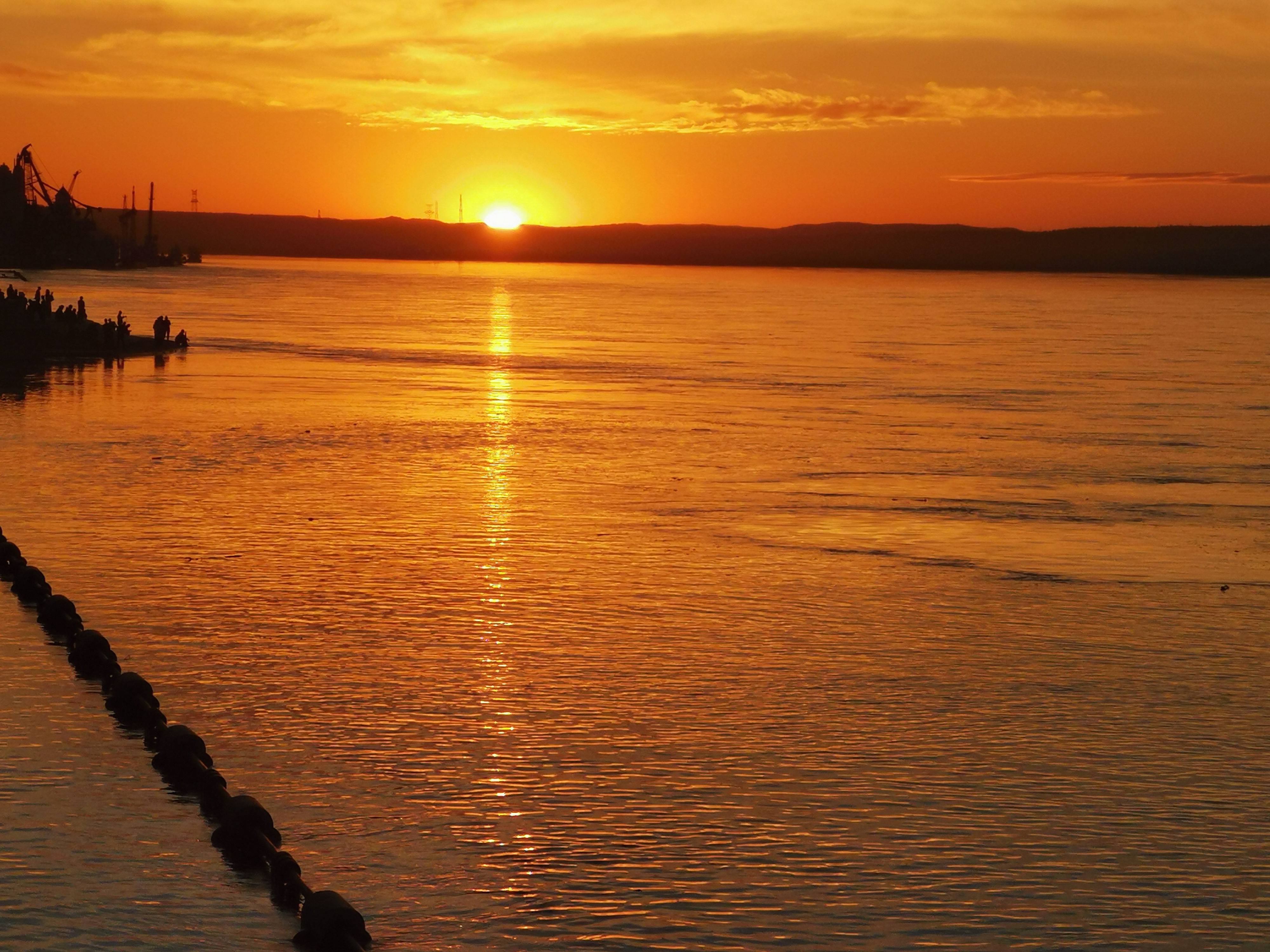 夕阳西下,黑龙江畔日落美景