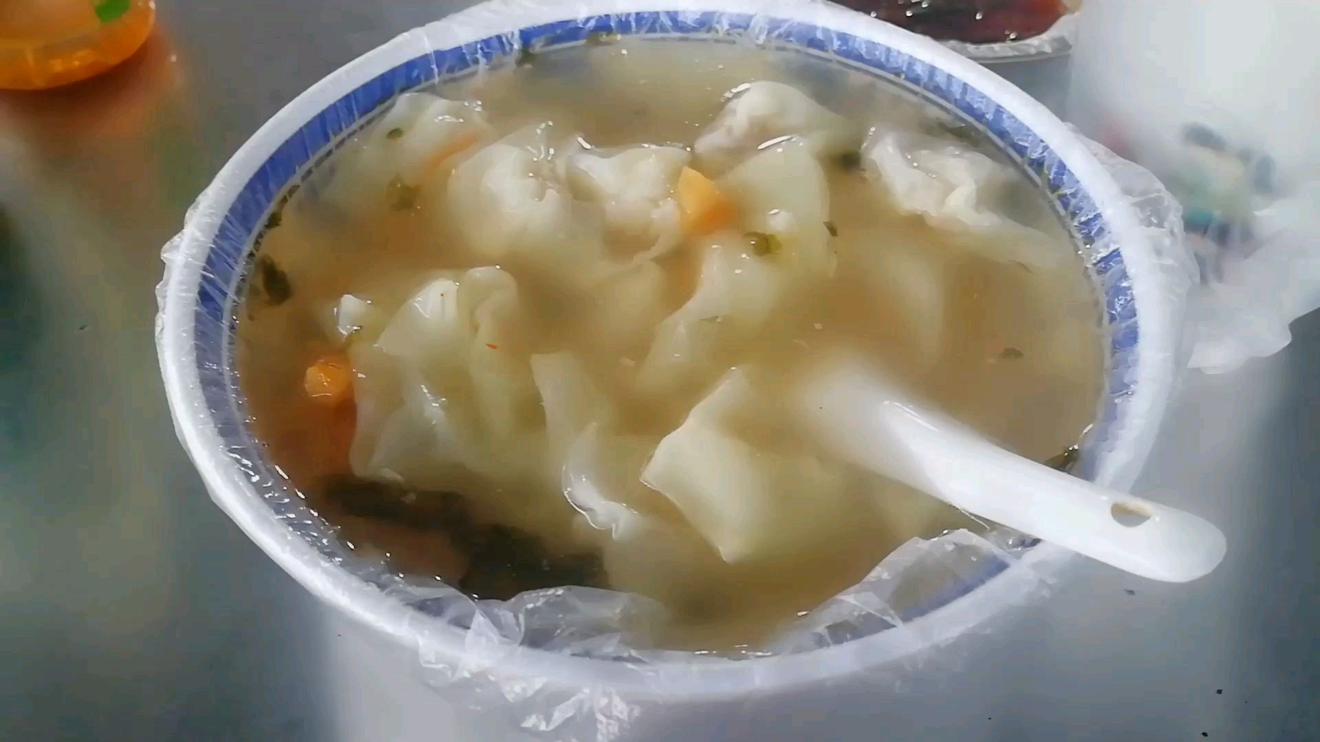 早餐包子,中餐没吃,晚餐馄饨