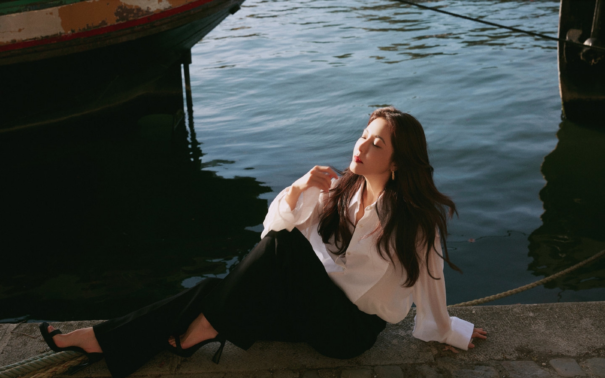 曾黎在巴黎,白色衬衫搭配黑色直筒西裤,再搭配一双高跟鞋,这本是偏向