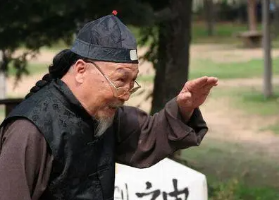 氣功大師林福海,在家裡同時為多個女明星開光,真氣輸送方式真會玩