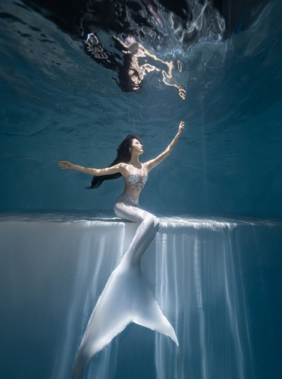 简直就是真美人鱼呀.郭晓婷:一组人鱼装,本仙姬可以自产自销了