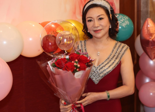 35岁的香港艺人裕美以歌手身份出道,与准婆婆合照,迈入豪门