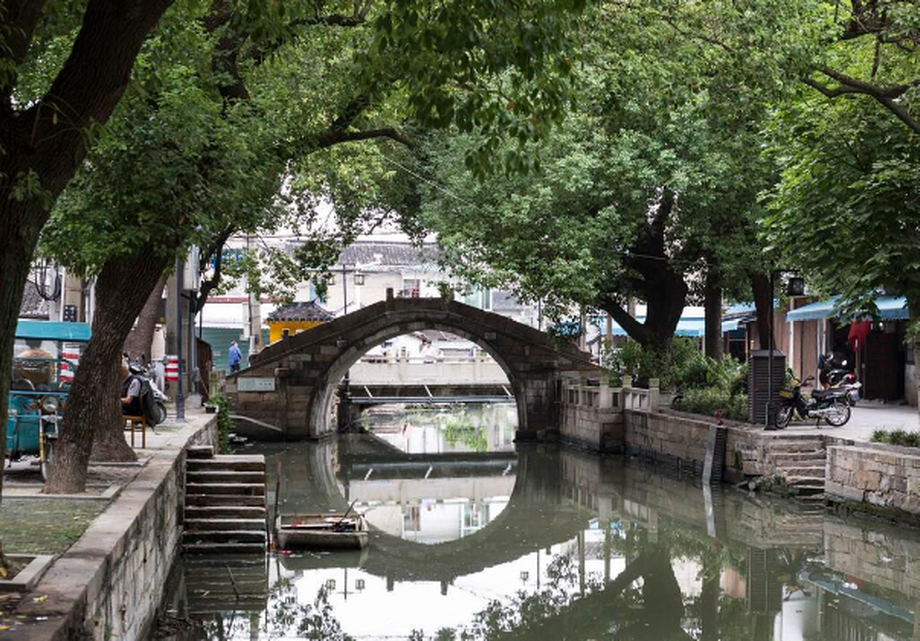 芦墟古镇位于苏州市吴江区,距离市中心27公里,交通便利.