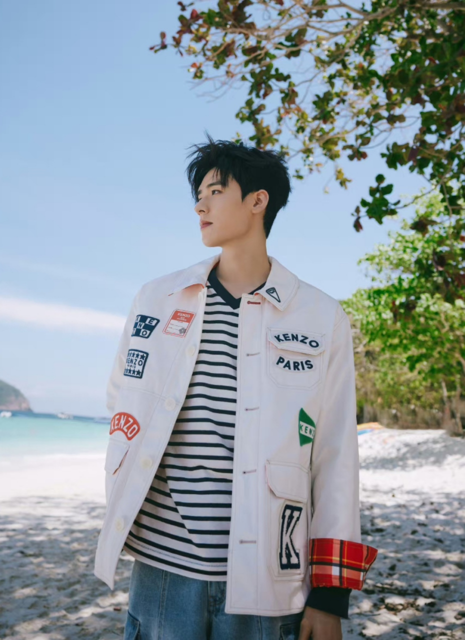 龚俊分享外拍帅照,侧脸精致程度同样让人羡慕,他坐在树下的时候,能