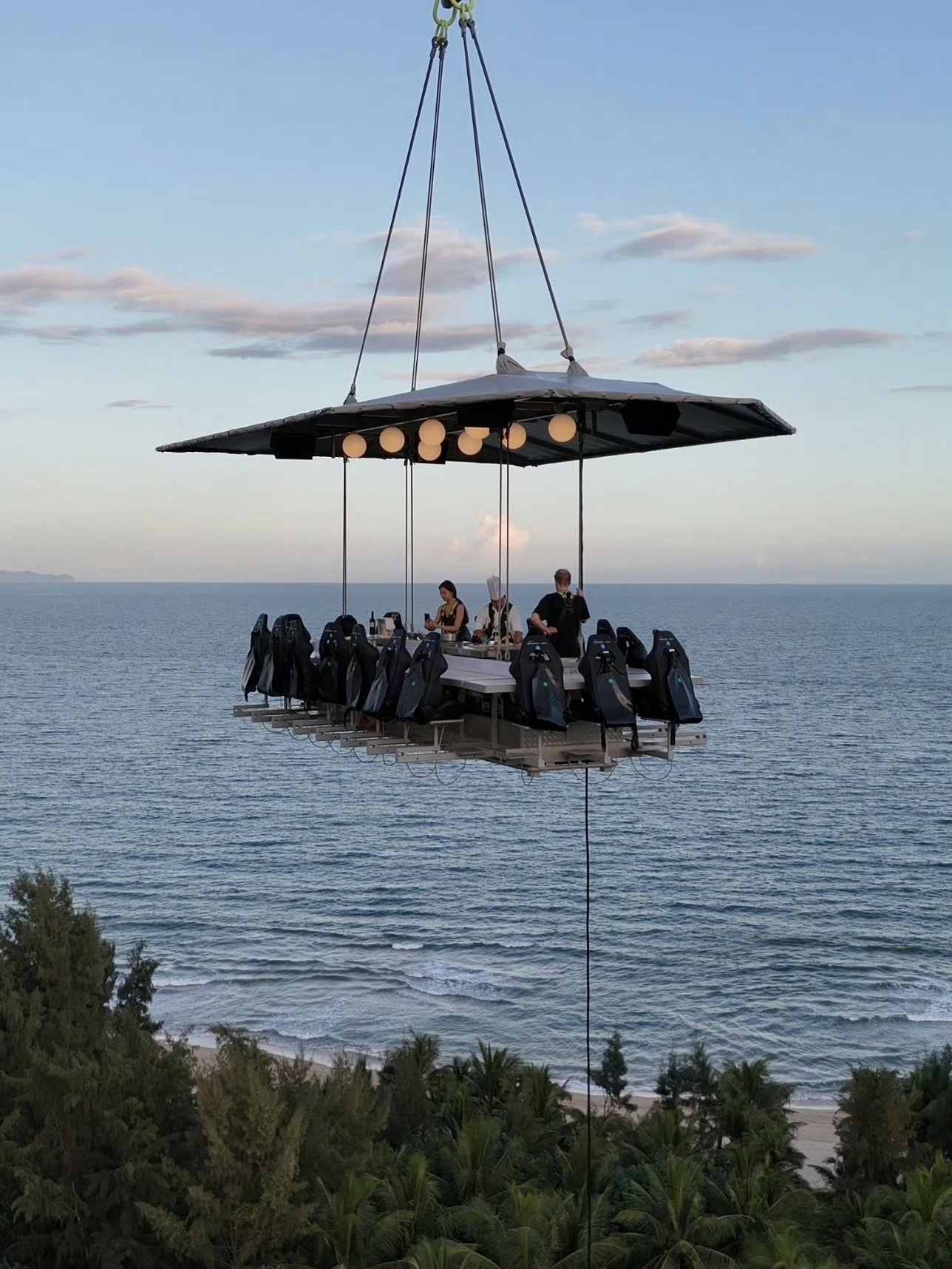 空中餐厅dinner in the sky在10月份进入中国地址位于三亚海掏湾