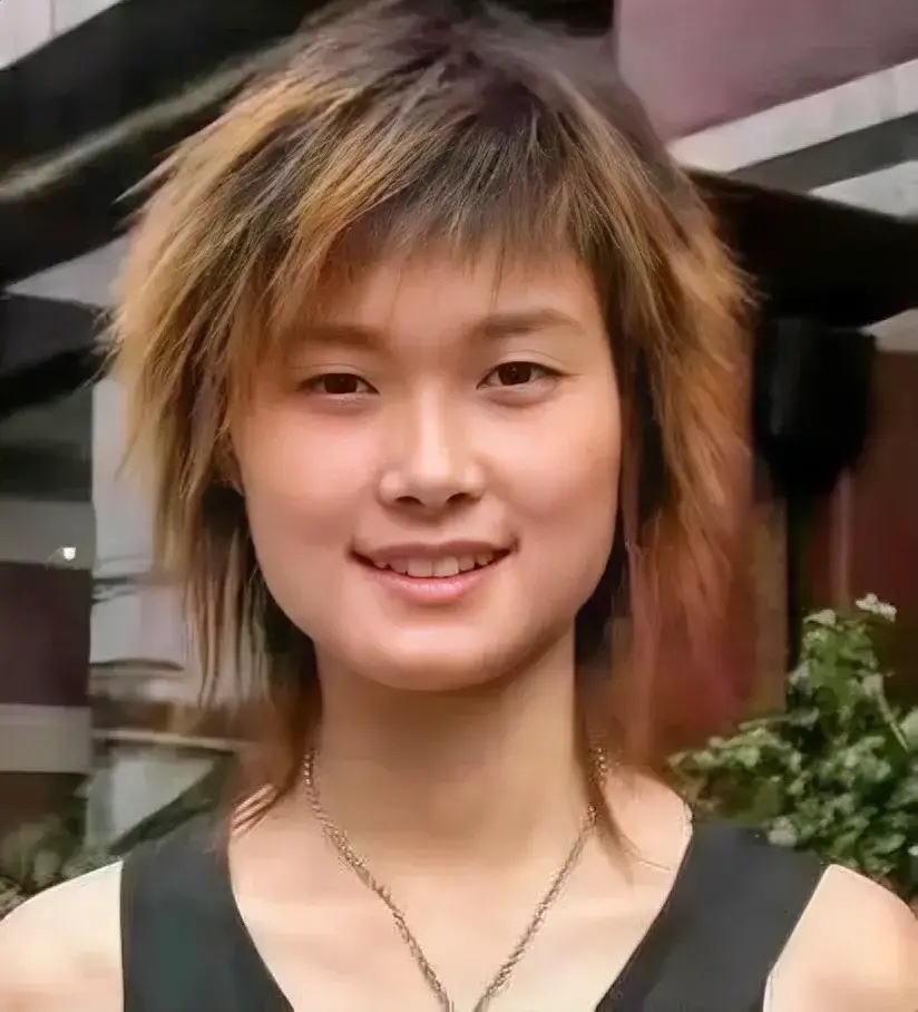 李宇春中性打扮多年为了粉丝不敢穿女装,谢霆锋一语点醒梦中人