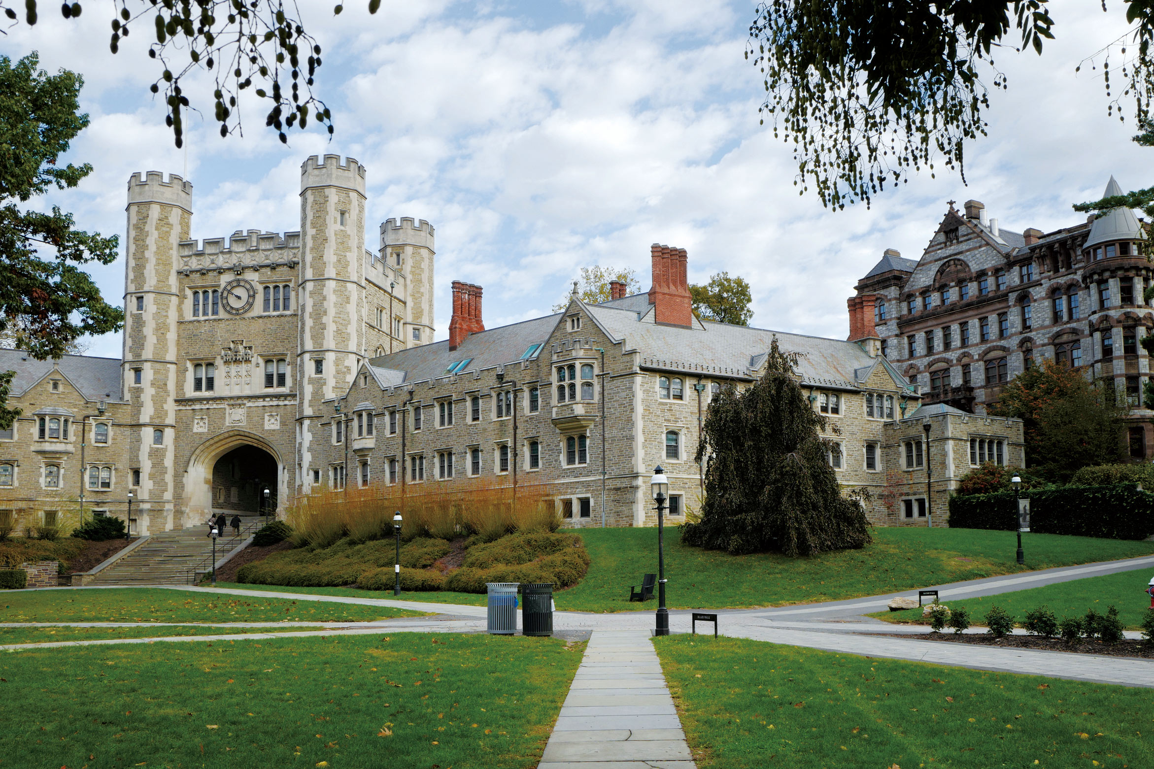 一般情况下,如果获得一所学院授予的助学金,就代表学校免除了你全部的