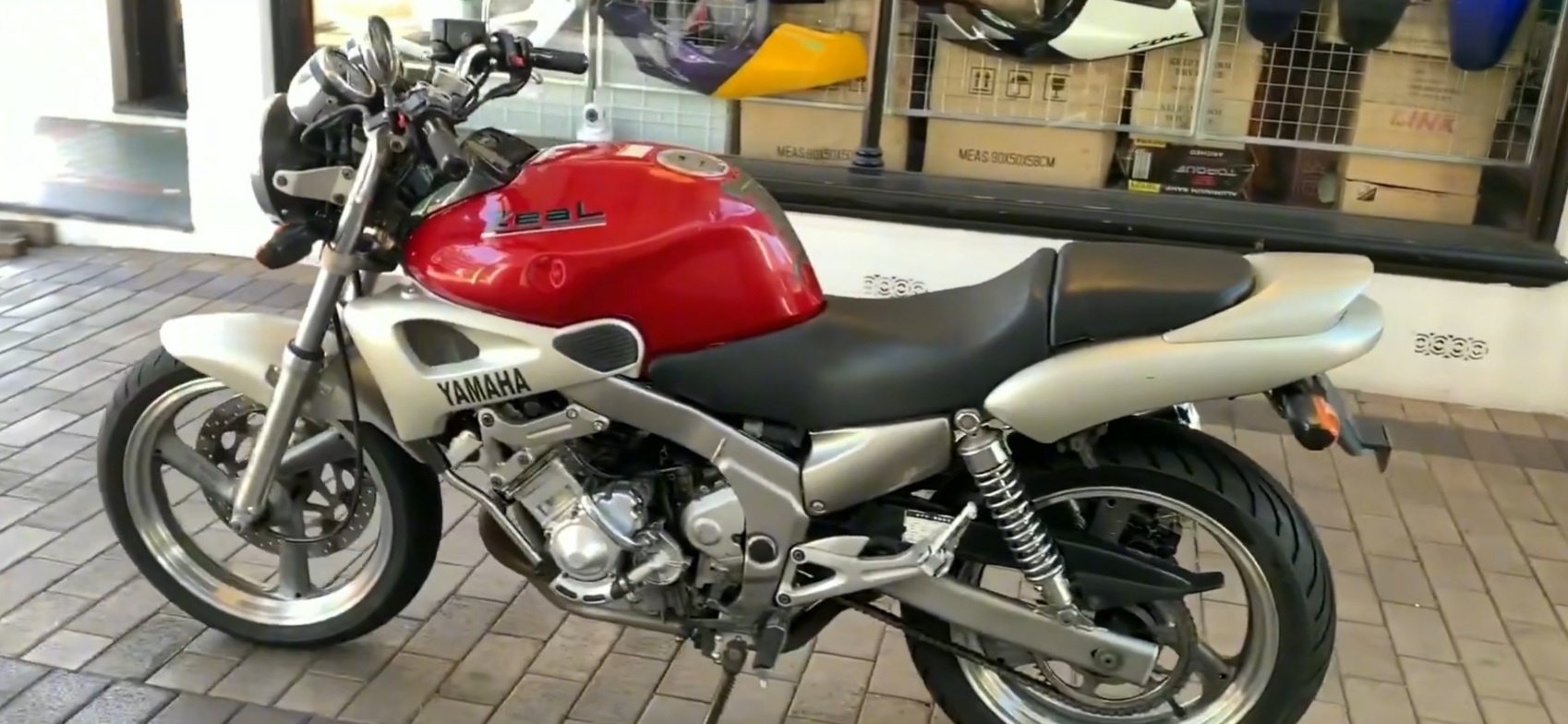 日本原产的一款经典250四缸车,是90年代的经典之作