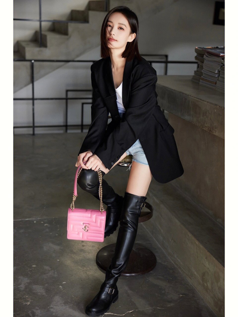 李一桐为代言晒早秋穿搭,穿长款西服配上长筒靴又酷又美还有点甜,吸睛