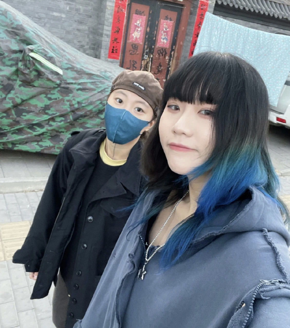 窦靖童窦佳嫄聚会#  窦靖童与妹妹窦佳嫄聚会,姐妹俩打扮好有个性!