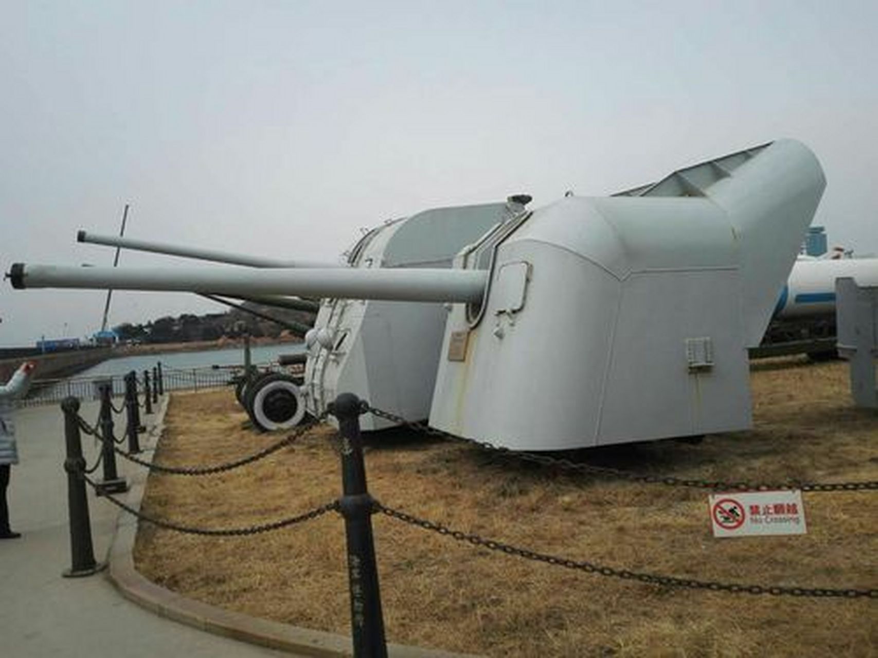 这个130舰炮很特别,中规中矩的造型来了个飞剪尾,不知道这个舰炮是