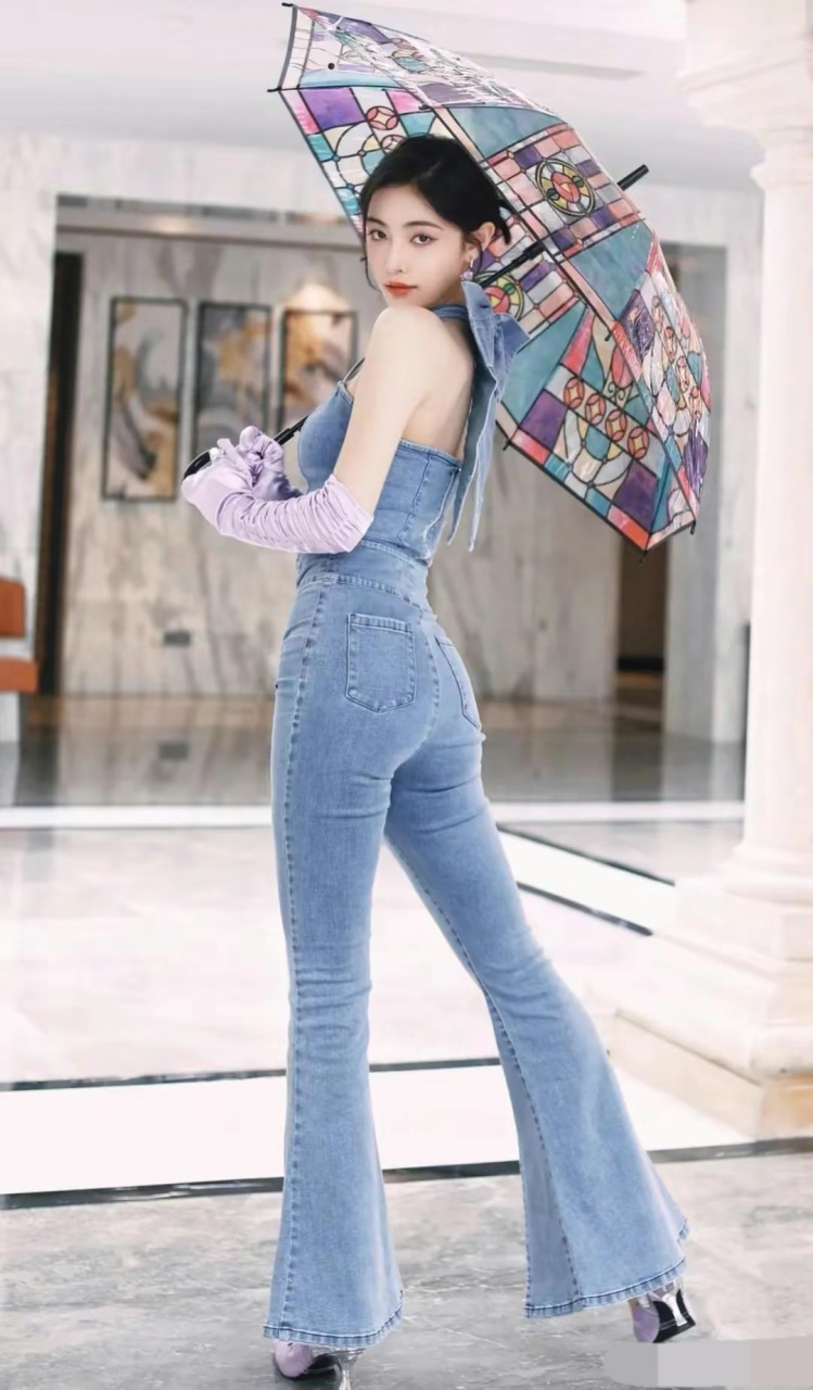 许佳琪紧身牛仔裤,曲线玲珑,俏丽多姿#明星生图大赏