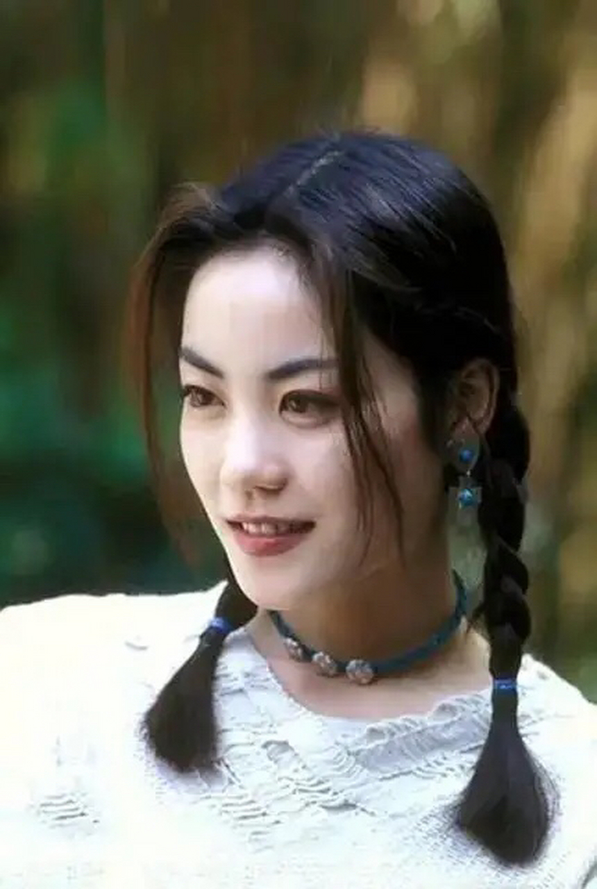 爆款练习生# 王菲女儿李嫣17岁生日照曝光,嘴唇恢复得太好了!