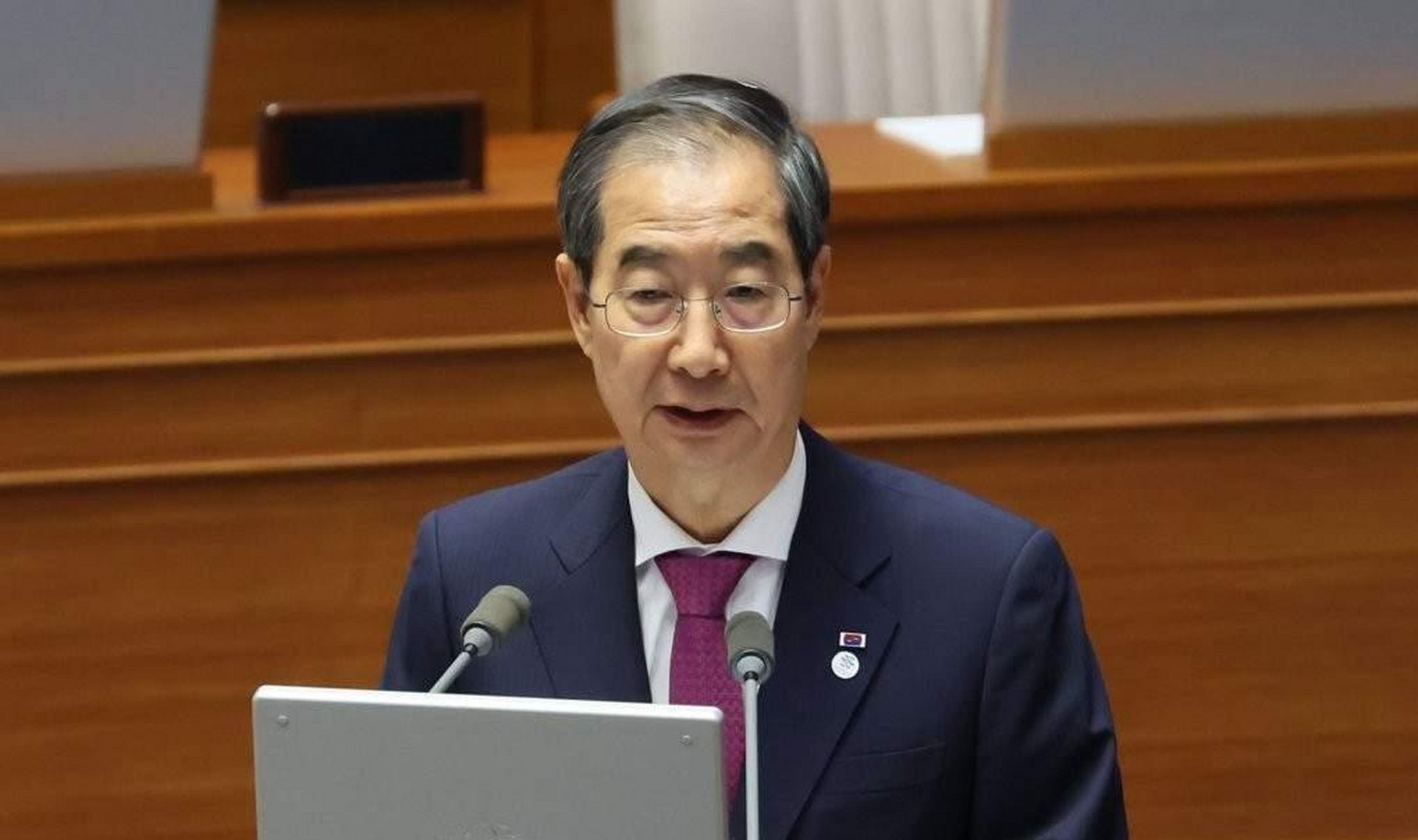 日前,韩国国务总理韩德洙居然面对镜头说出一句雷人话语 :  他可以喝