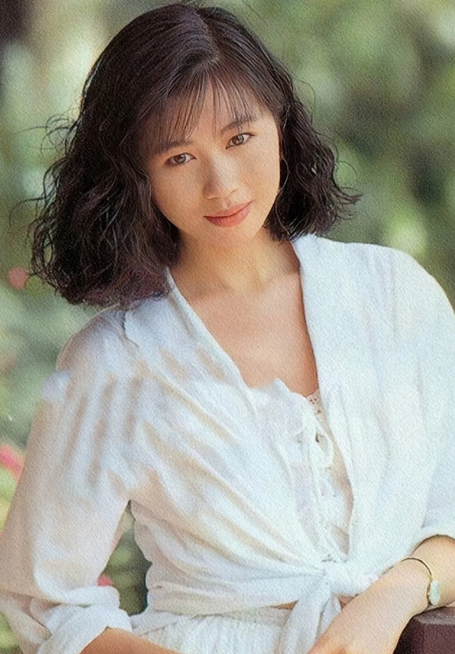 55岁的港姐杨宝玲晒泳装照,与35年前一模一样!