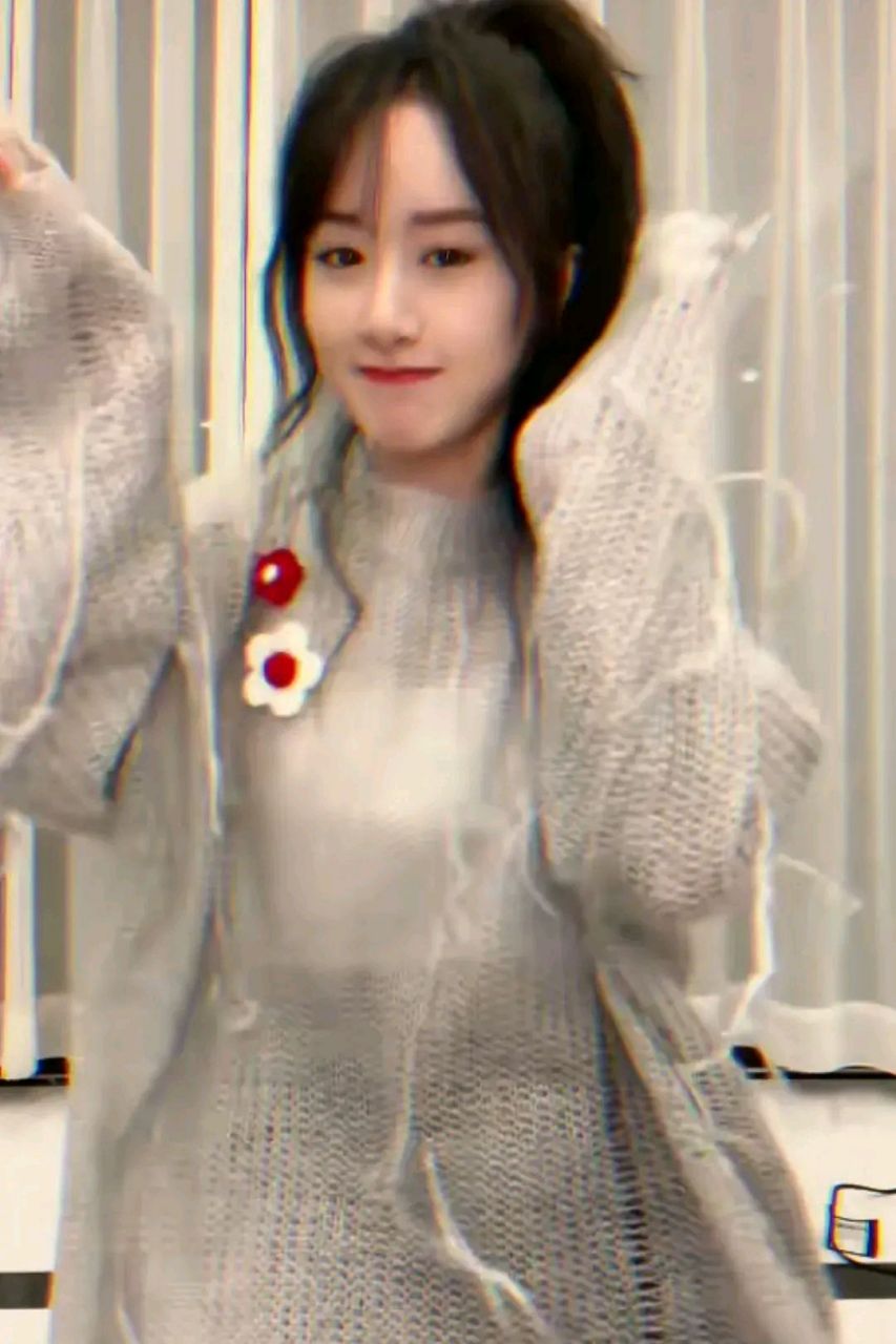 那些拿着袁冰妍滴眼药水片段说事的,琉璃剧里基本都是哭戏,从头哭到尾