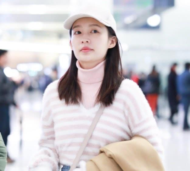 李沁素颜亮相机场,解锁牛仔裙新穿法,一般人不敢这样穿!