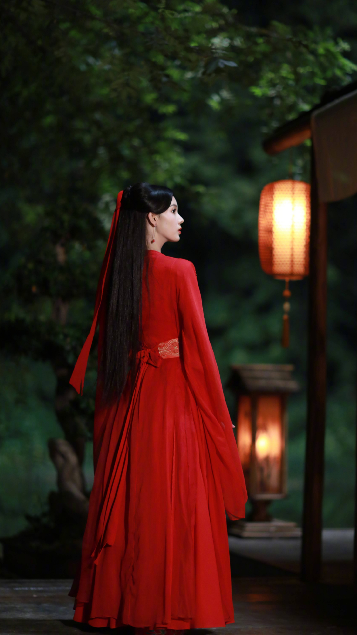 电视剧《少女大人》剧照更新了,演员陈瑶红衣造型太美了