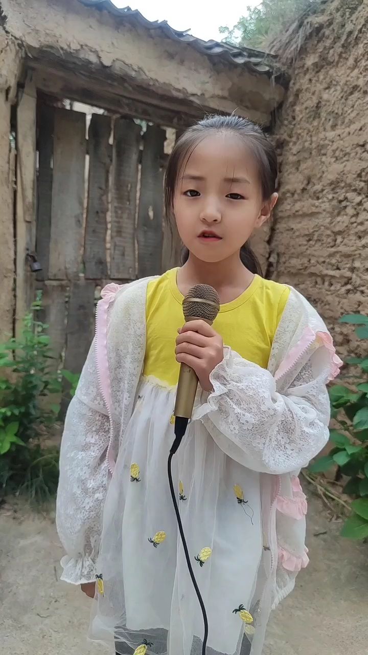 农村小女孩深情演唱歌曲铁齿铜牙纪晓岚人美歌甜超好听