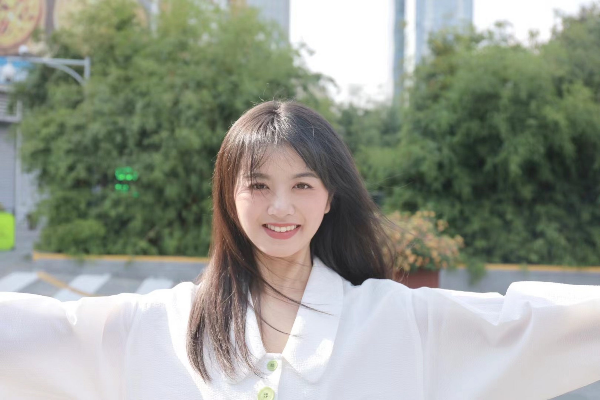 希望美女灿烂的笑容可以治愈你的所有痛楚.