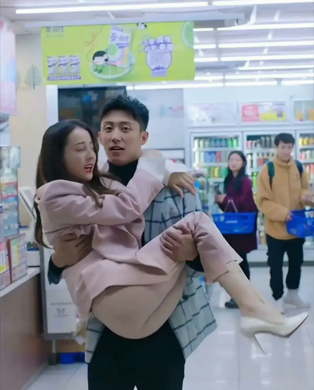 助我上热门# 宋轶,热巴,秦岚这三个的公主抱大家喜欢哪个?