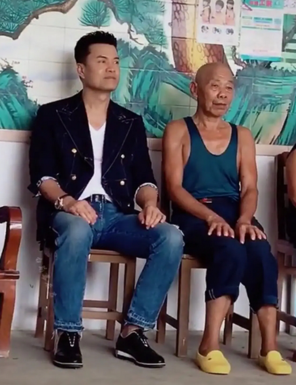 63岁的吕良伟去敬老院看忘61岁的老人,老人拍着吕良伟的肩膀说:"谢谢