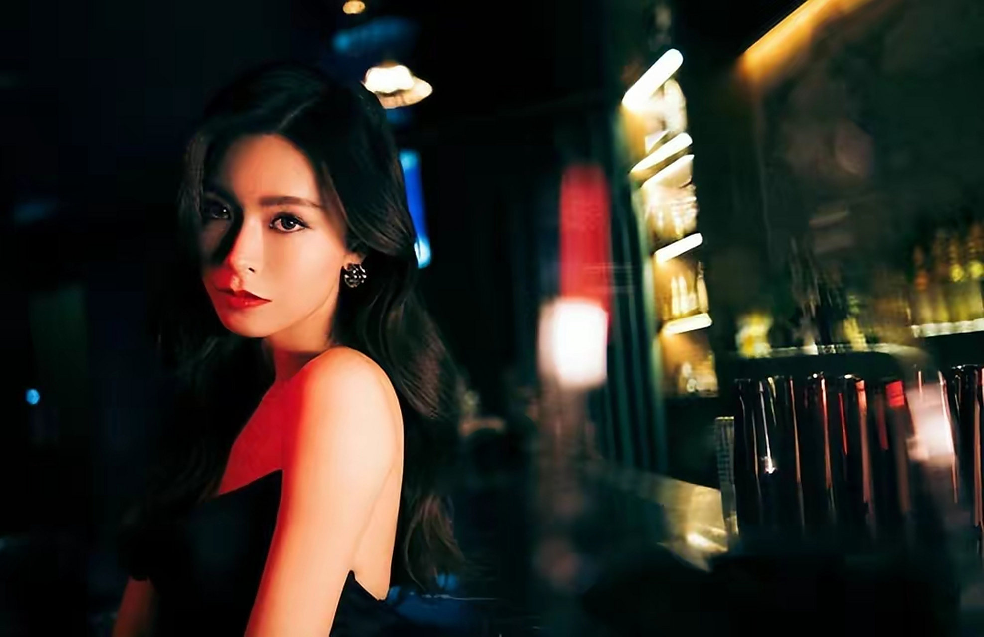 文咏珊一组时尚写真照释出,图中,她身穿吊带黑裙,秀香肩美腿,眼神深邃