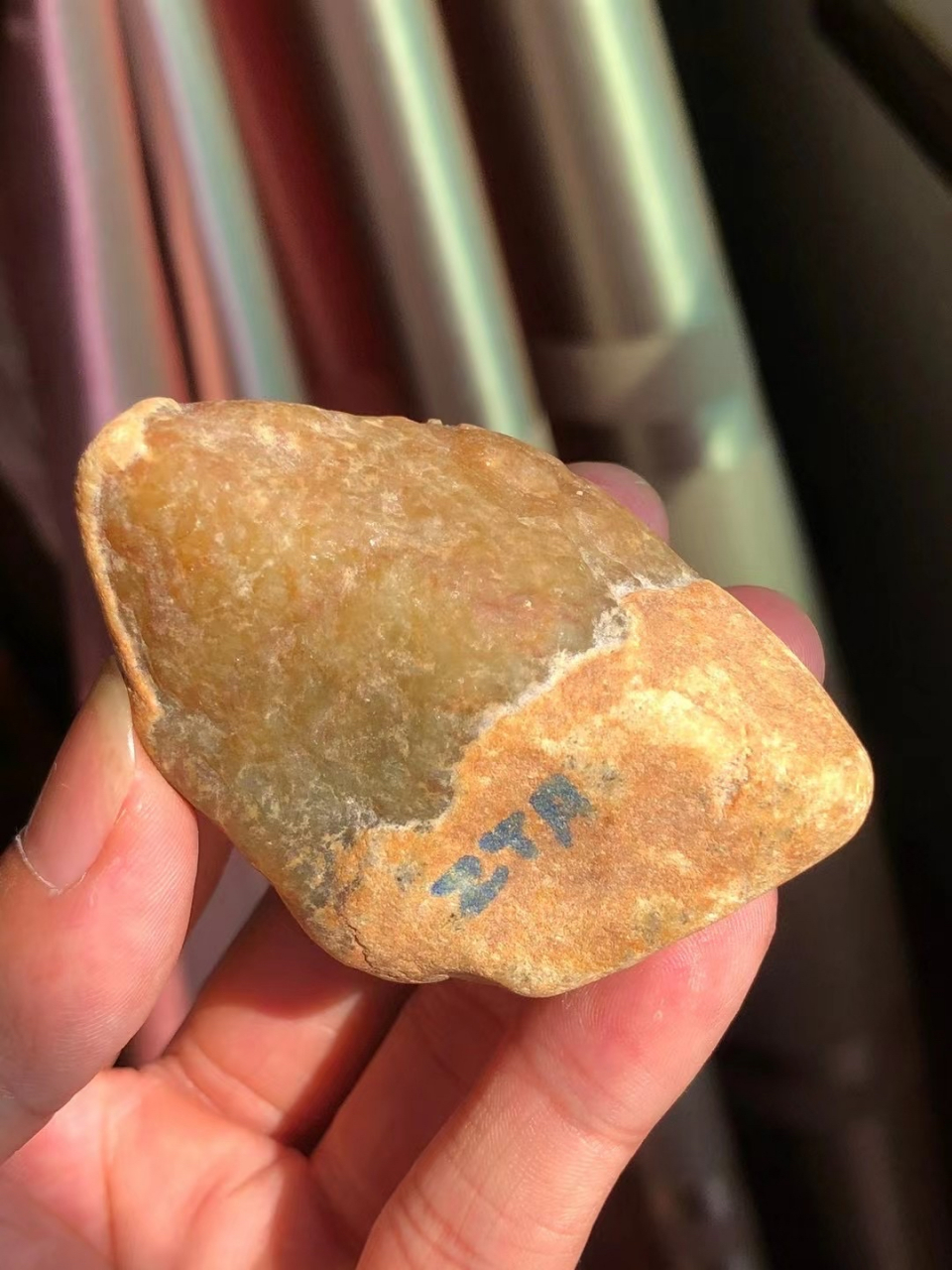 130克大马坎黄翡,尺寸:66/44/33.   料子完整!#翡翠# #翡翠原石玉石